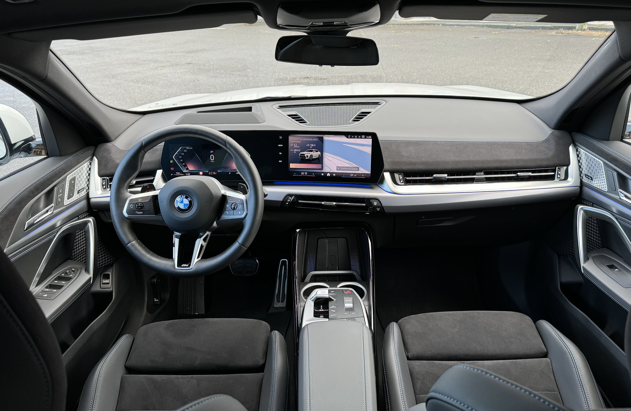 BMW X2 18d sDrive Msport | skladem | nový model | moderní městské SUV | nafta 150 koní | sportovní paket Msport | bílá s černou alcantarou | perfektní výbava | české předváděcí auto | ihned k předání | nákup online | AUTOiBUY.com
